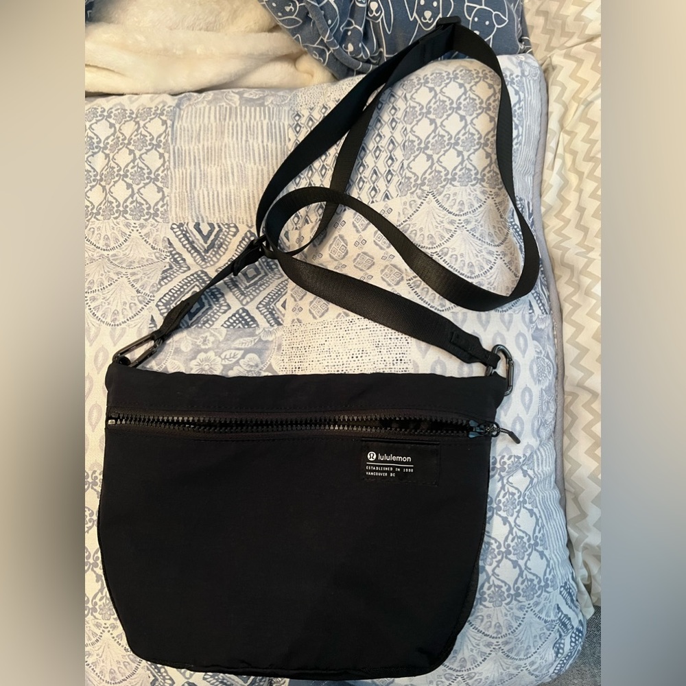 Lululemon Clean Lines Crossbody 2.8L